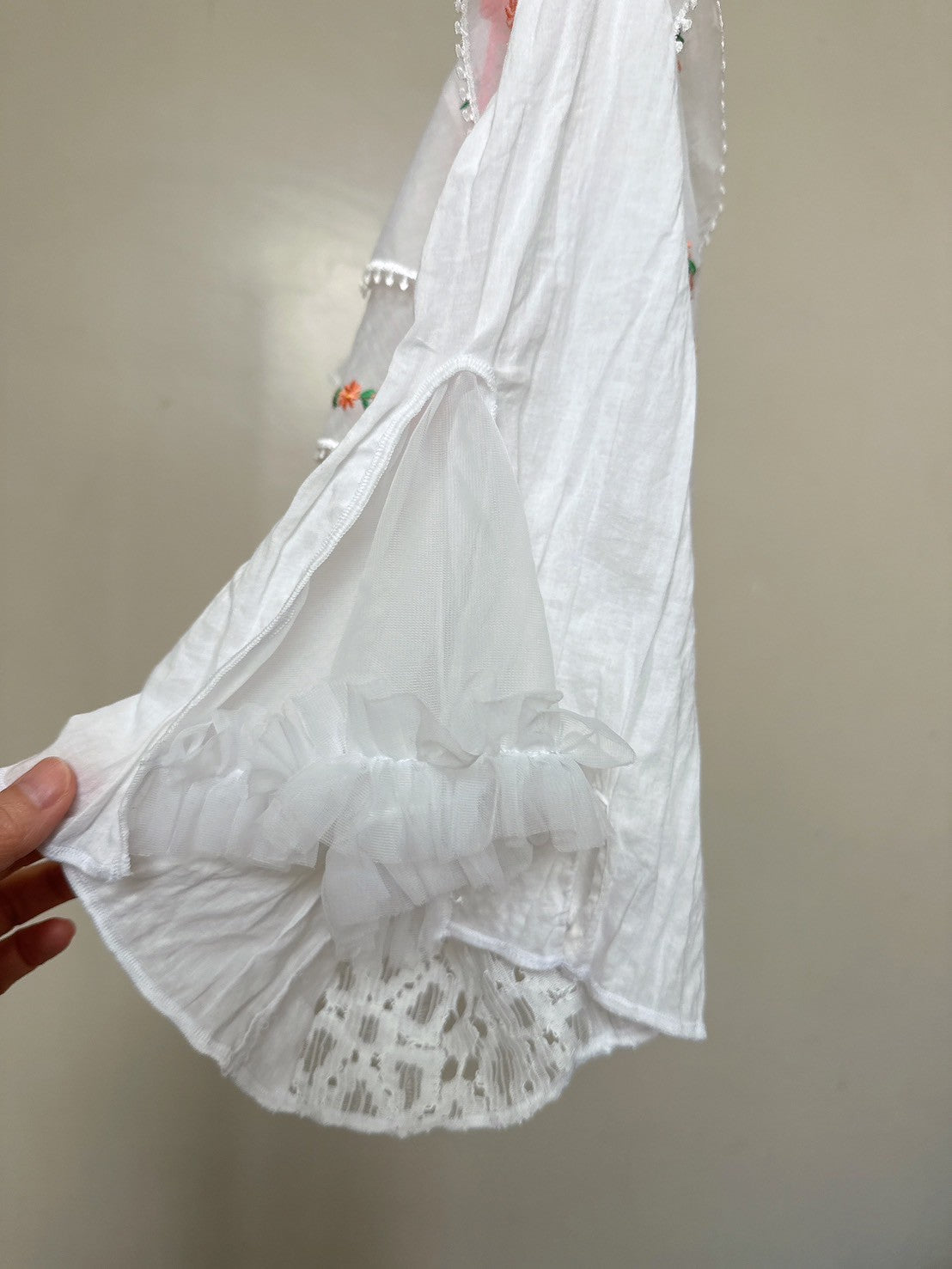 W505217 花柄刺繍のトップス