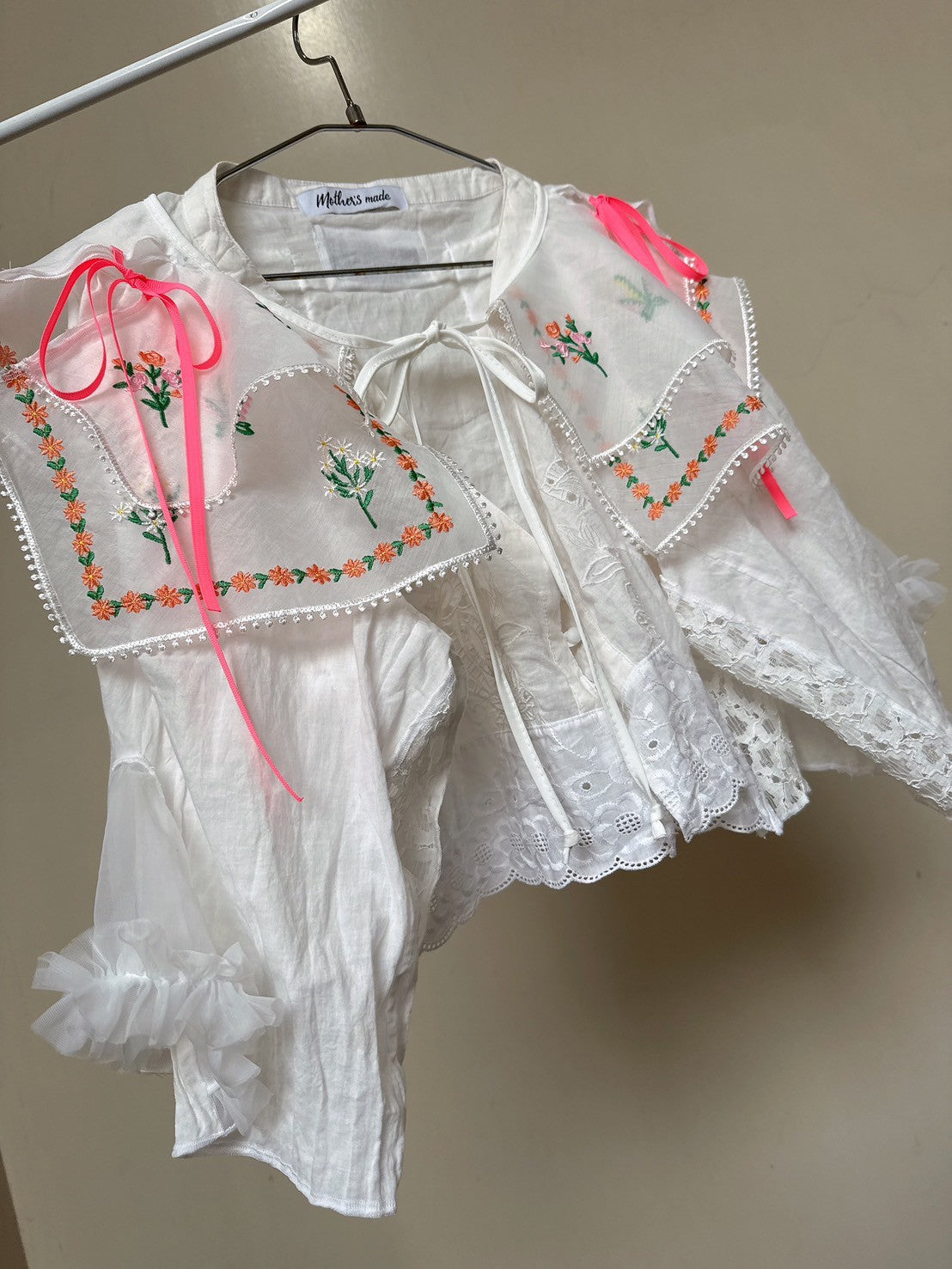 W505217 花柄刺繍のトップス