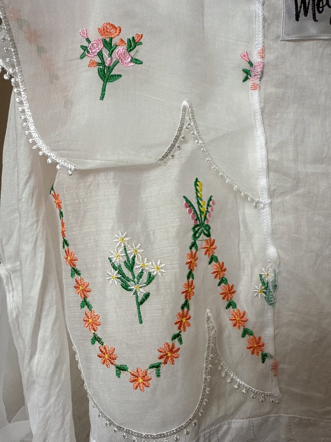 W505217 花柄刺繍のトップス