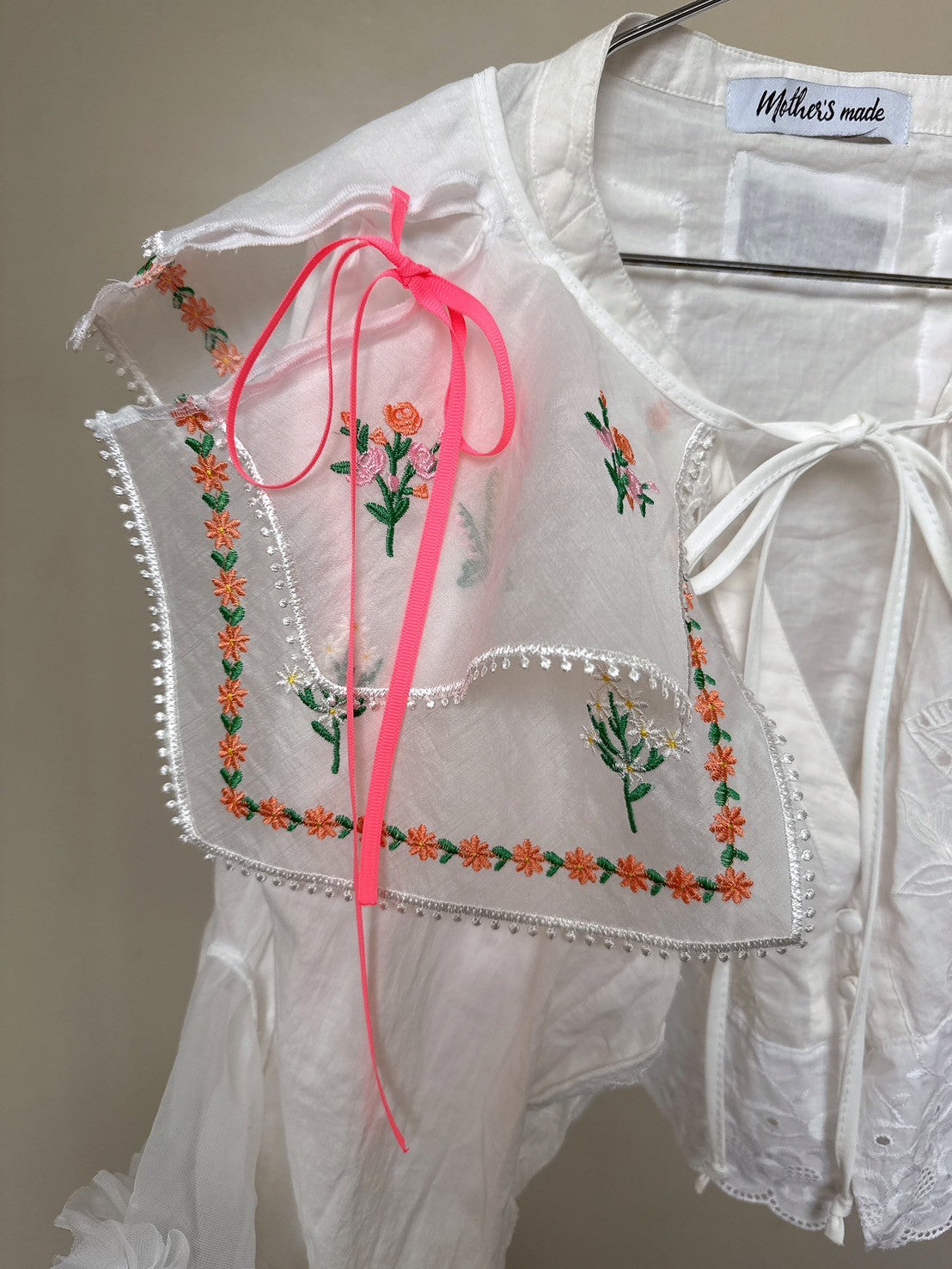 W505217 花柄刺繍のトップス