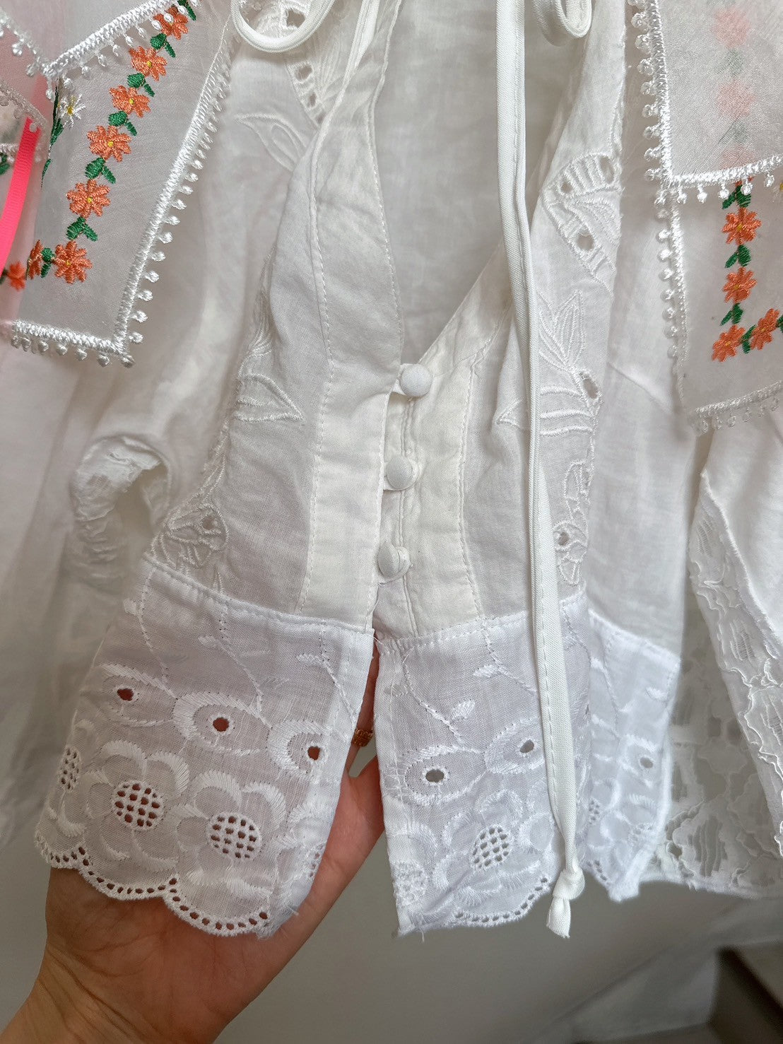 W505217 花柄刺繍のトップス