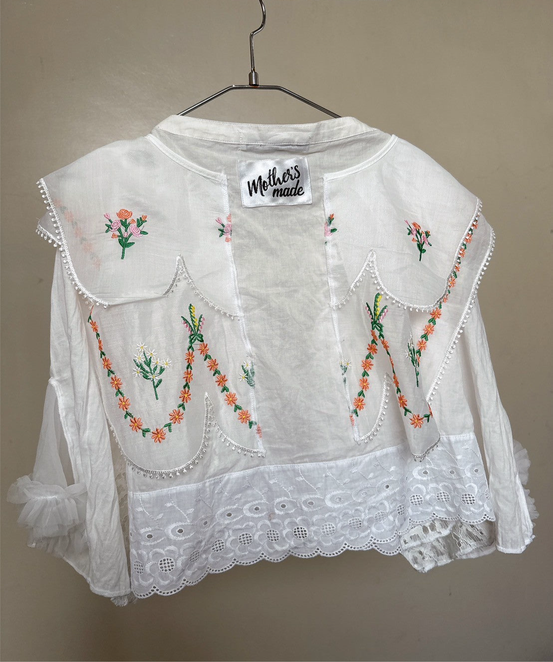 W505217 花柄刺繍のトップス