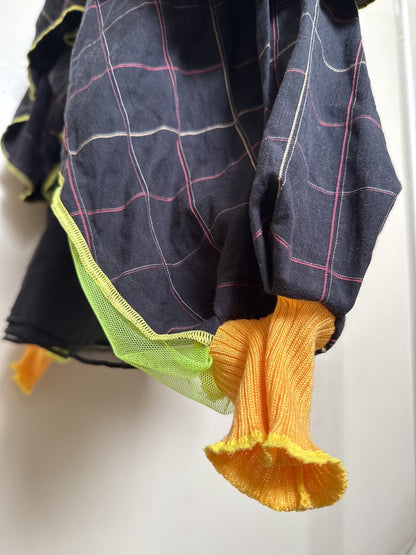 503240　肩リボンフリンジフリル2wayシャツ　（黒地に赤チェック）　Tussles attached plaid tops