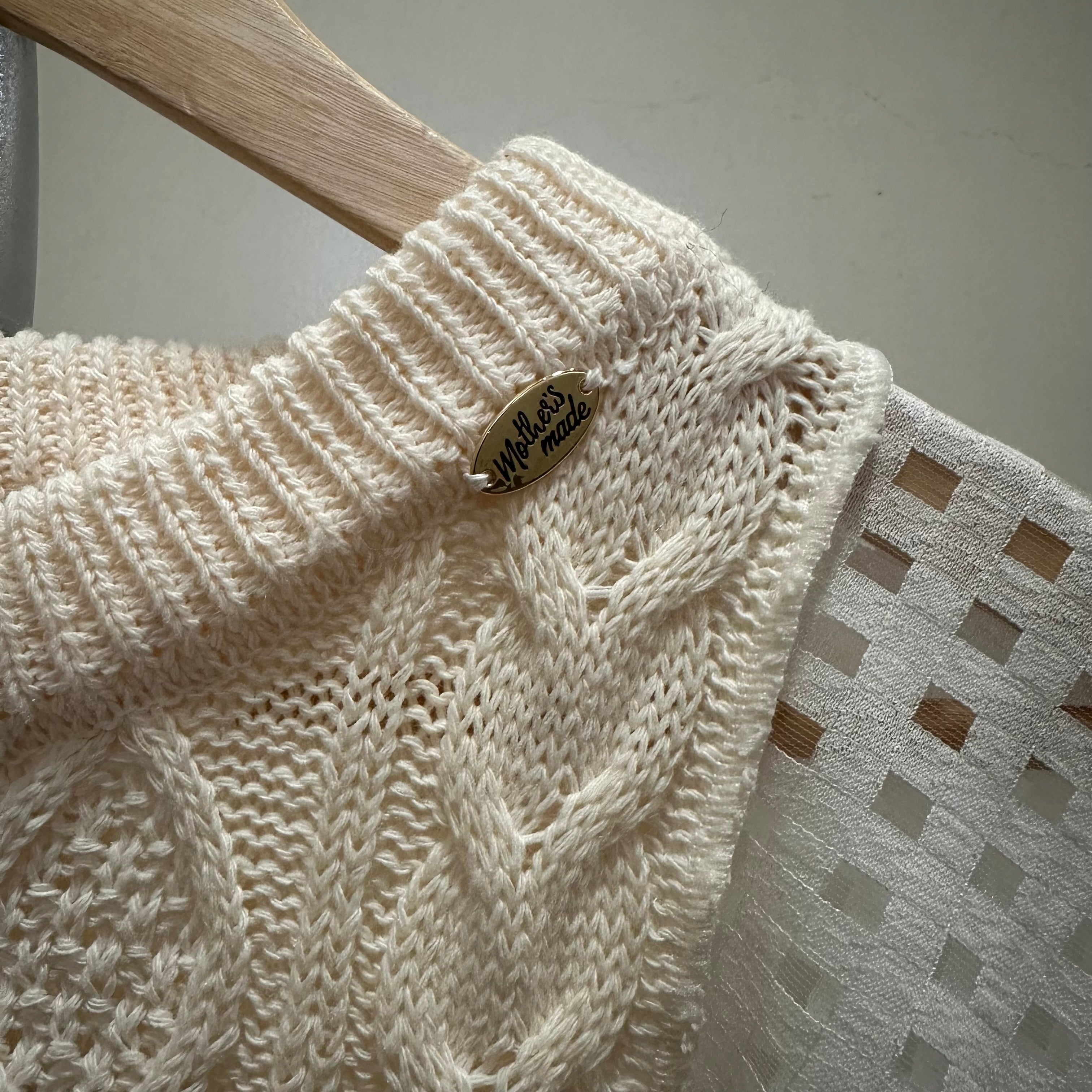 パッチワーク袖のニットセーター