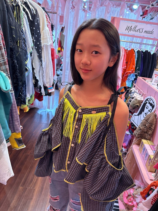 503237　肩リボンフリンジフリル2wayシャツ　（茶色に青チェック）　　Tussles attached plaid tops