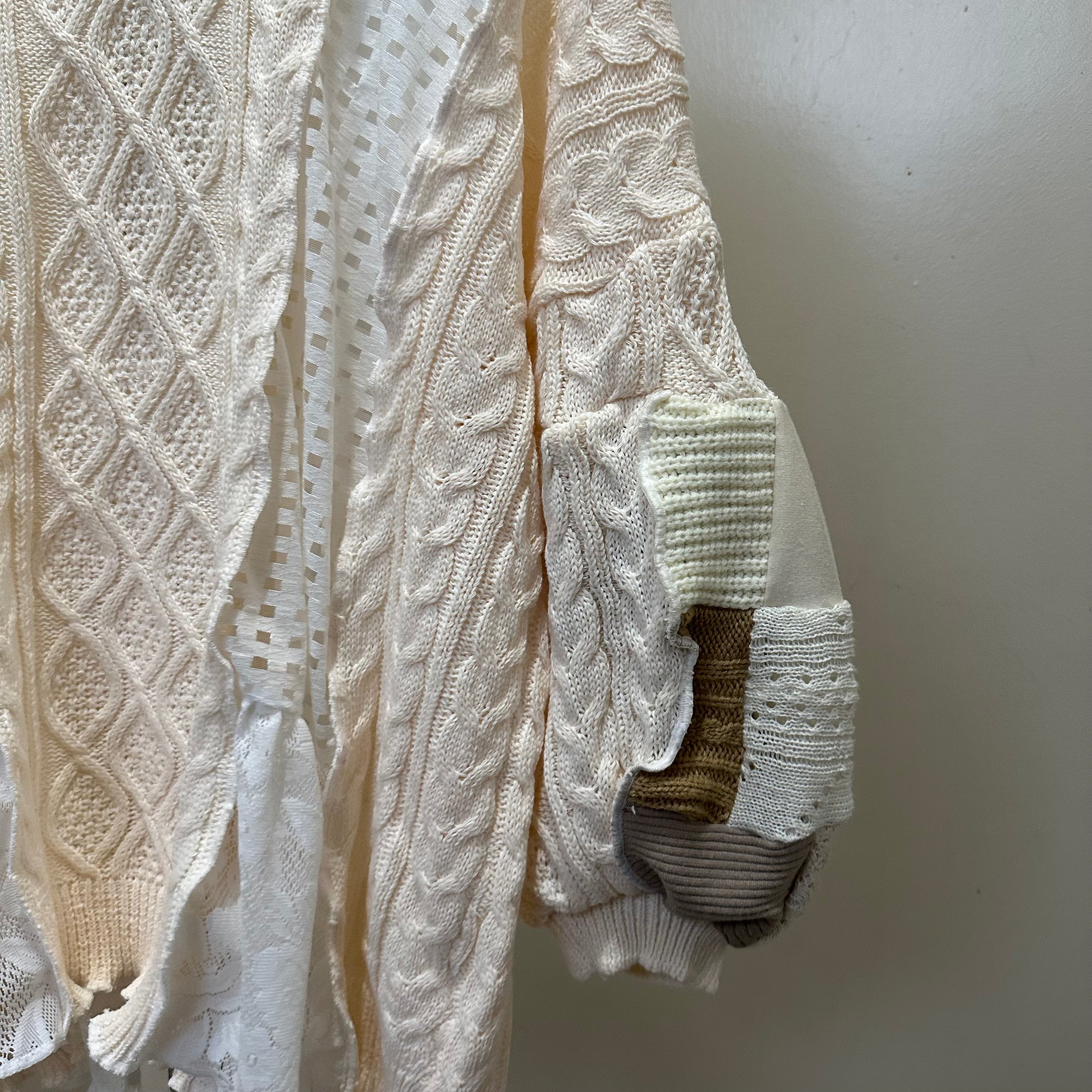 パッチワーク袖のニットセーター