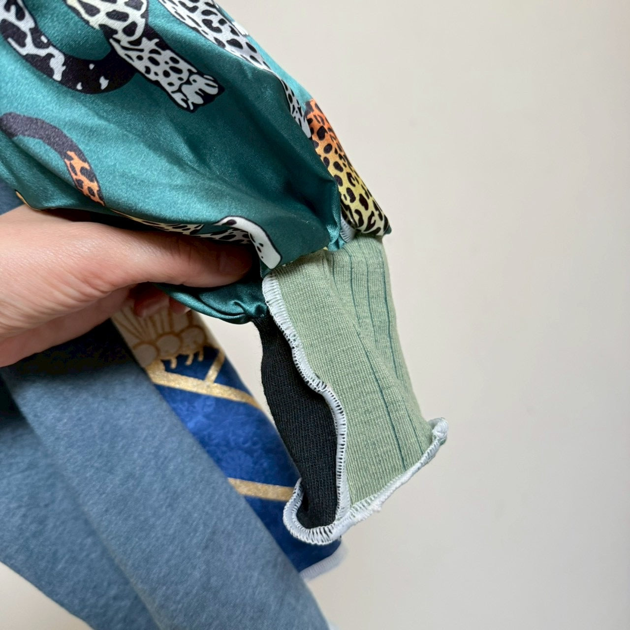 チータープリントのバルーンスリーブトップス