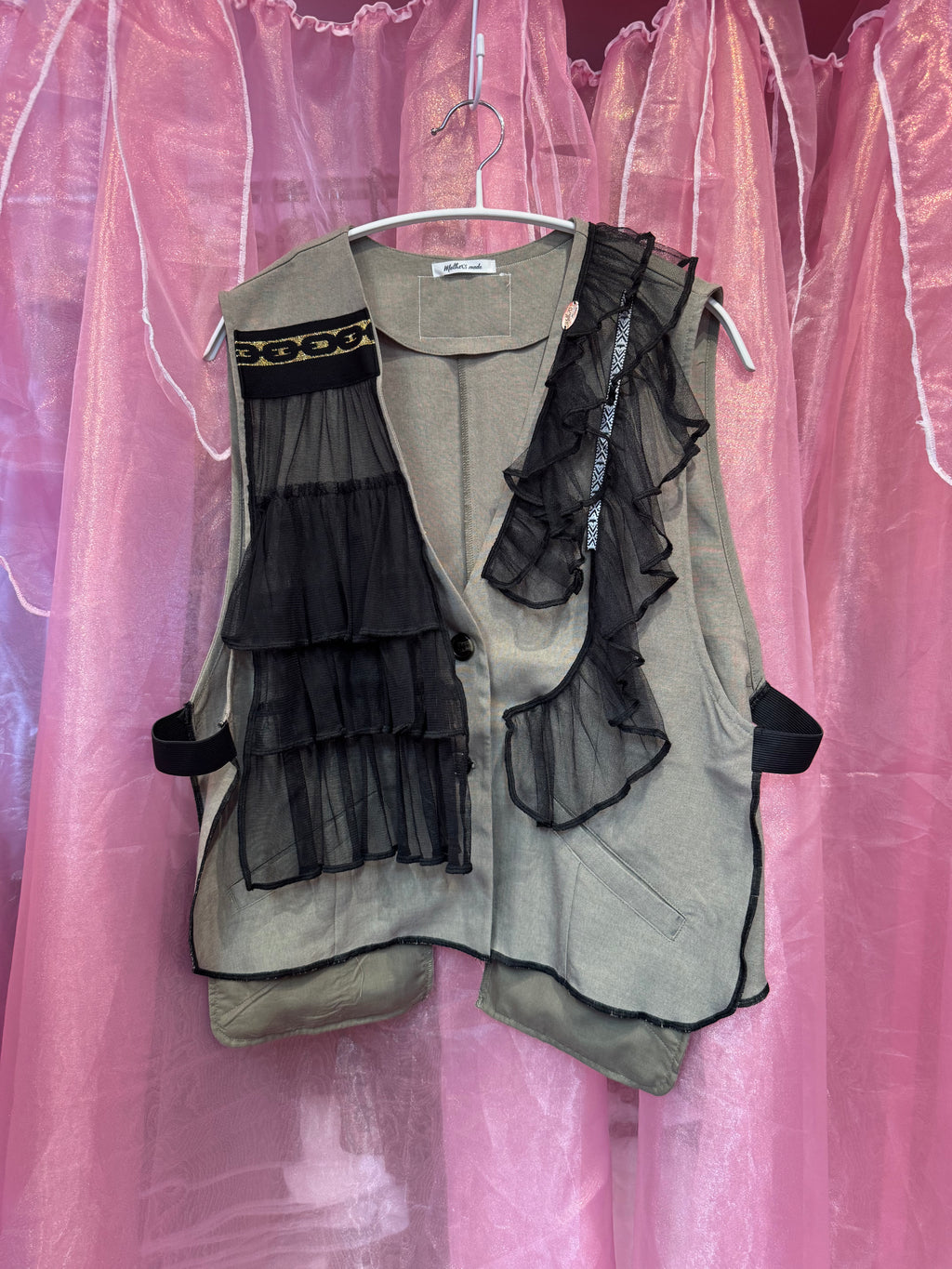 インスタライブ紹介商品・607302チュールフリル付きベスト(クロ)