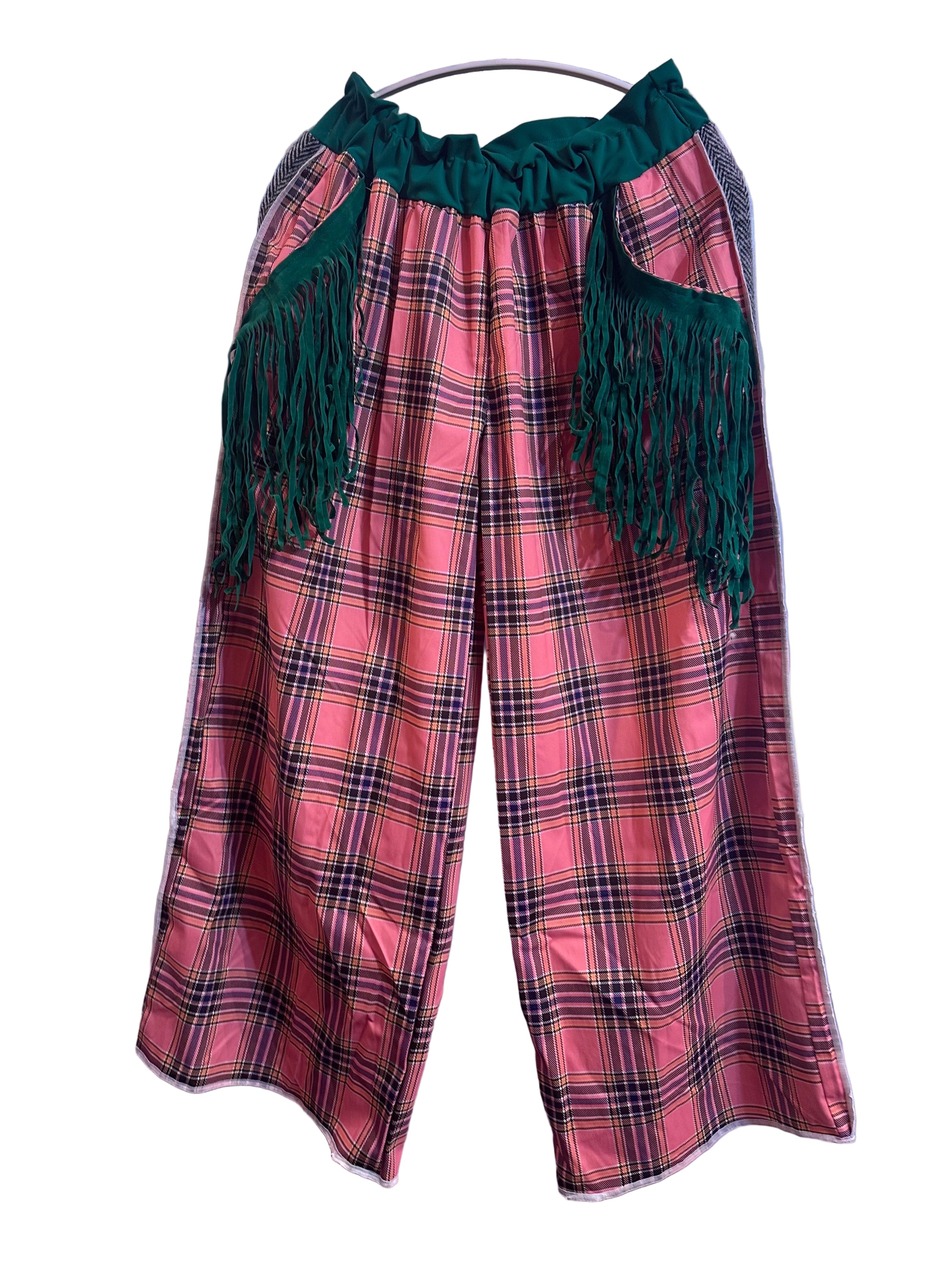 緑フリンジが付いたピンクのチェック柄パンツ