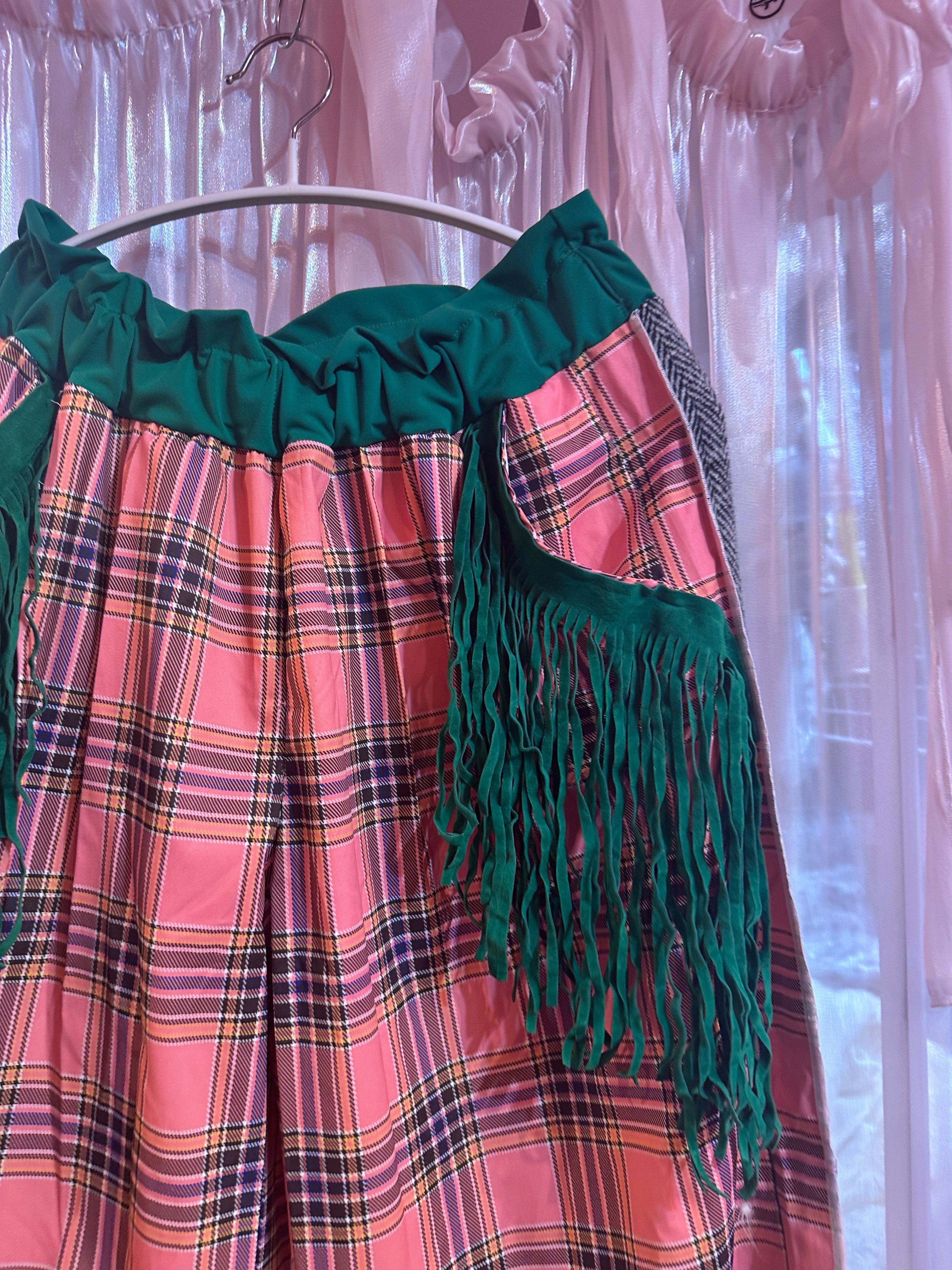 緑フリンジが付いたピンクのチェック柄パンツ