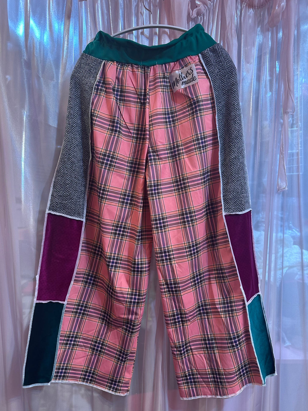 緑フリンジが付いたピンクのチェック柄パンツ