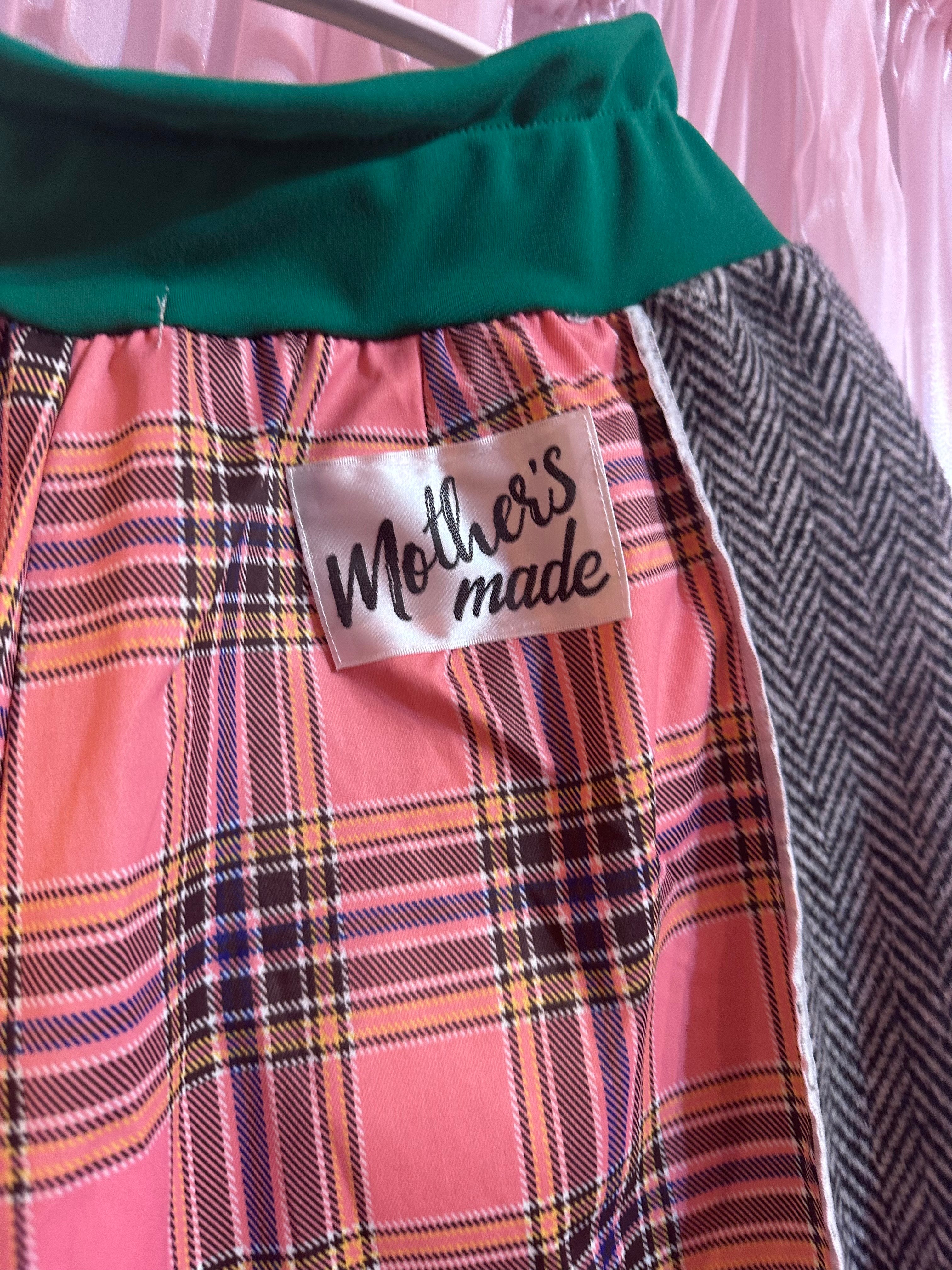 緑フリンジが付いたピンクのチェック柄パンツ