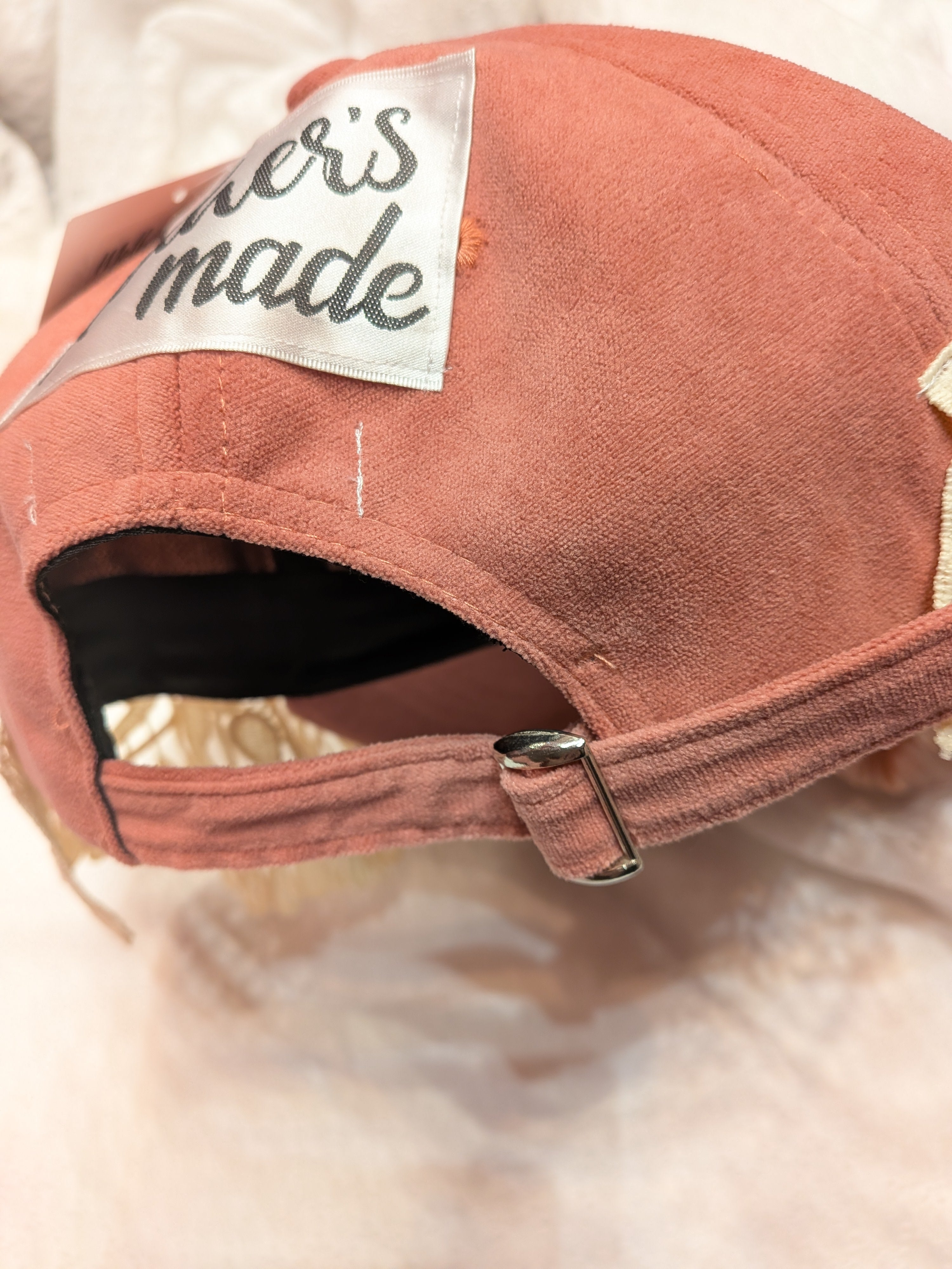 チャイナボタン付きピンクキャップ